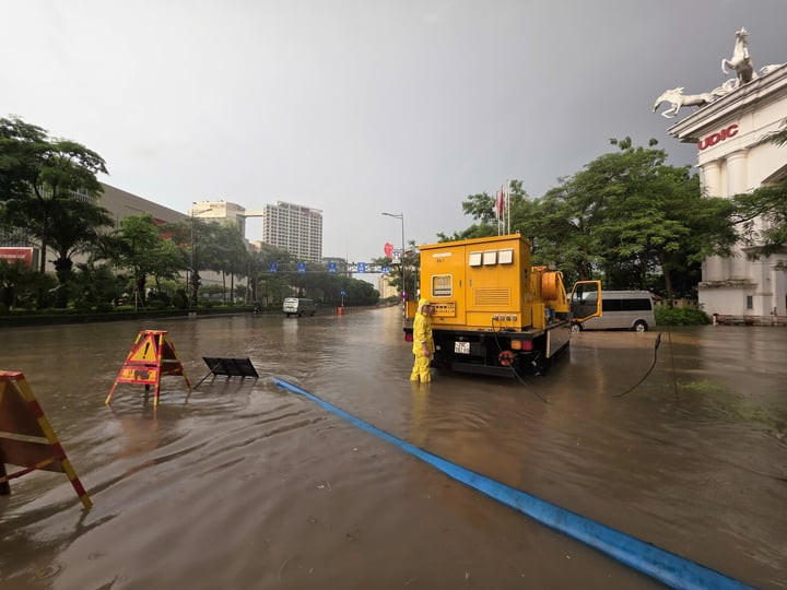 Hà Nội lý giải nguyên nhân ngập cục bộ trên đường Võ Chí Công sau trận mưa lớn插图 Trận mưa lớn gây ngập ở đường Võ Chí Công. (Ảnh: Công ty Thoát nước Hà Nội)