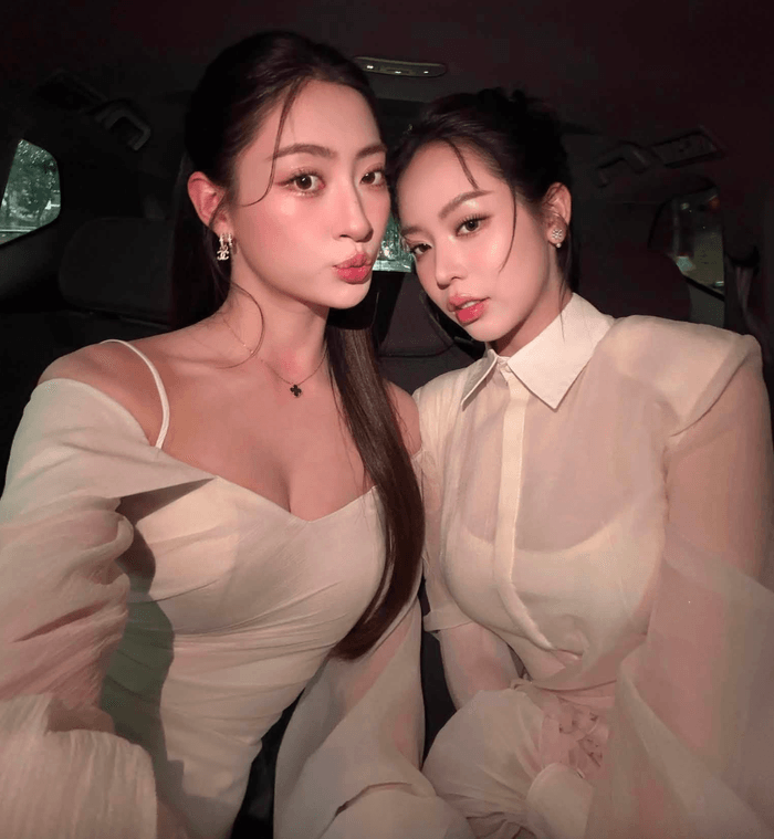 Thanh Thủy diện sơ mi xuyên thấu khi chụp hình với nàng hậu sở hữu đôi chân dài 1m22.
