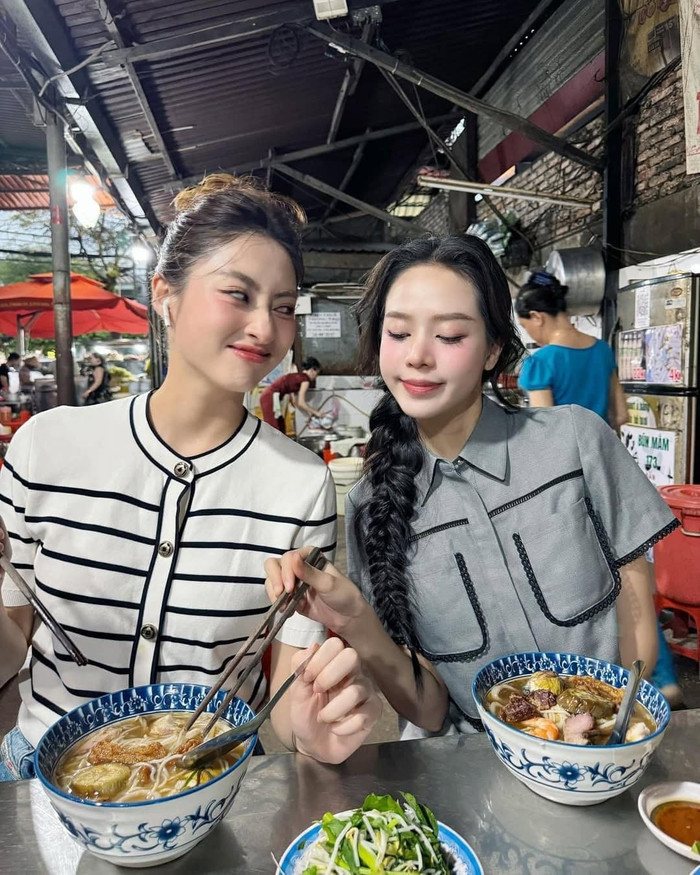 Thanh Thủy và Lương Thùy Linh thoải mái trêu đùa đối phương khi gặp nhau trong cuộc sống đời thường.