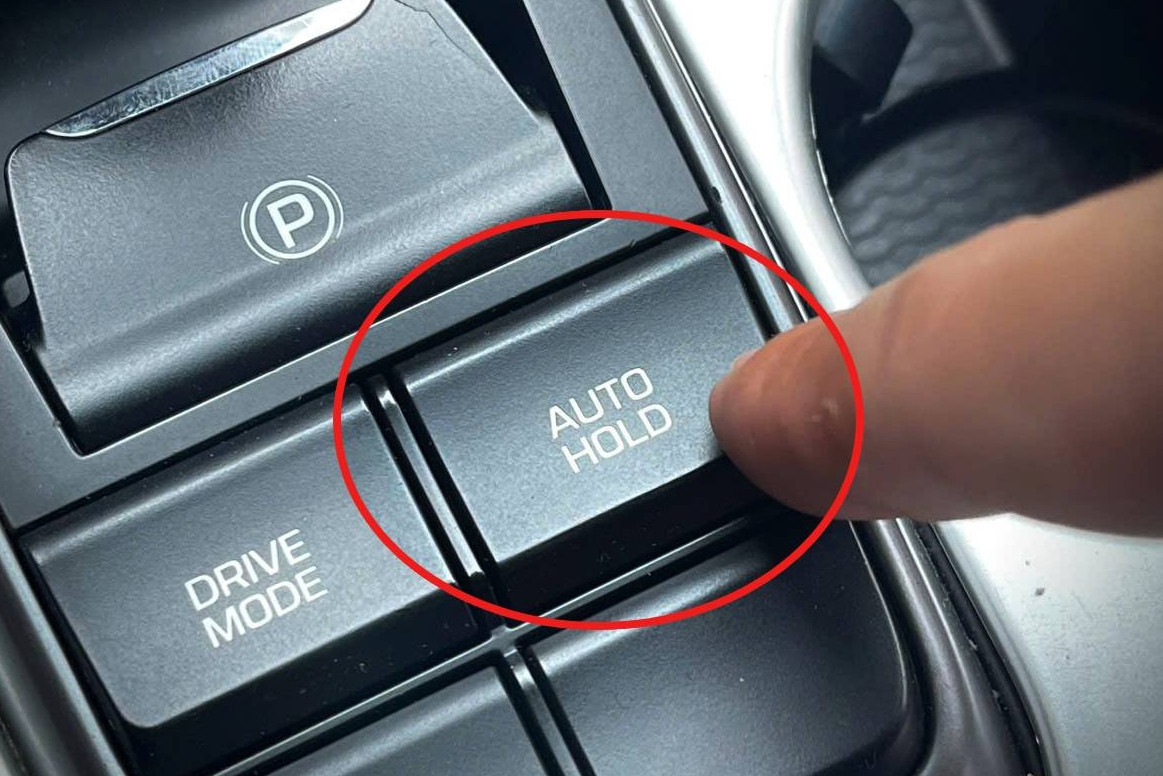 Nhiều tài xế tự làm khó mình khi mặc định bật Auto Hold cả khi lái xe trong phố