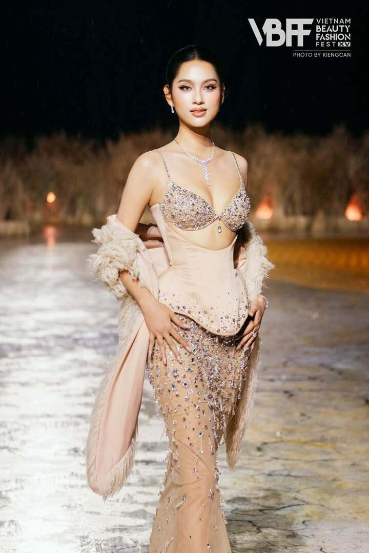 Sở hữu lợi thế về sắc vóc với chiều cao 1m76 lẫn kỹ năng trình diễn, Tường Vy được kỳ vọng sẽ bứt phá để đem lại chiến thắng.