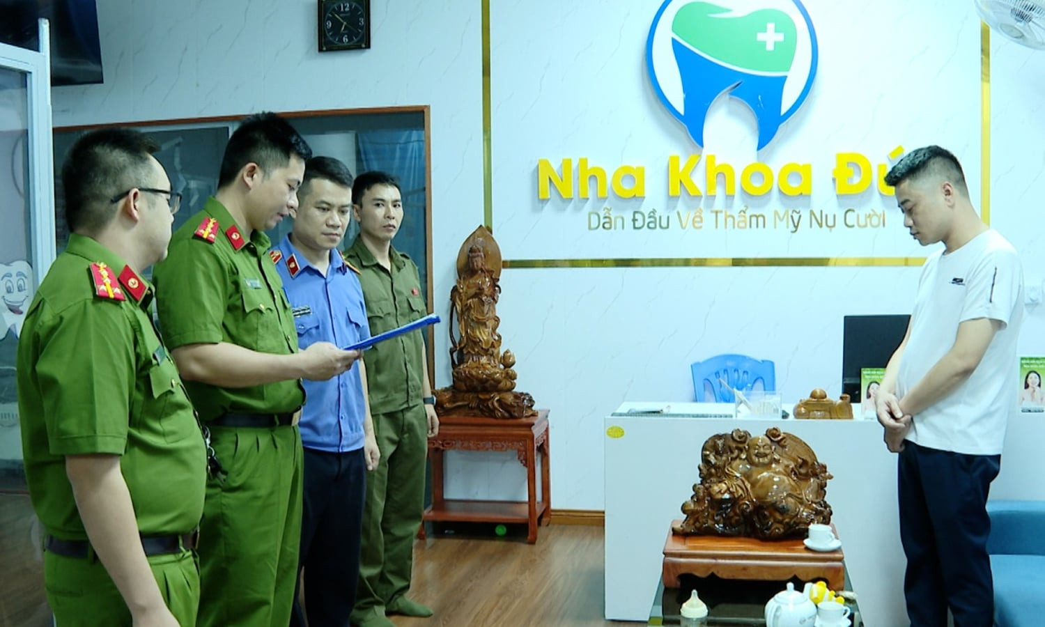 Cơ quan Cảnh sát điểu tra đọc lệnh khám xét phòng khám do Hoàng Trọng Nguyên làm chủ. (Ảnh: Công an tỉnh Lạng Sơn)