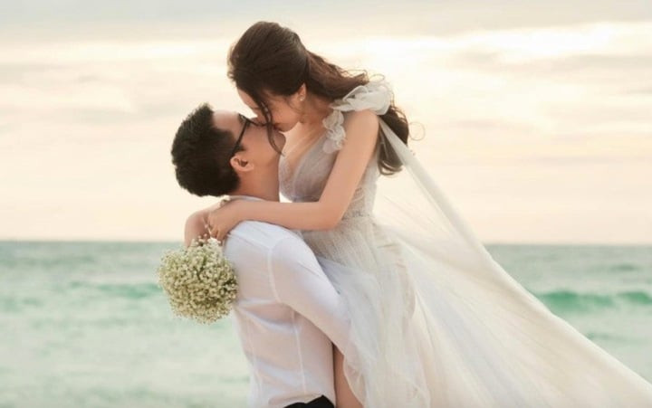 Cuộc sống của 'MC xinh nhất nhì VTV' sau 4 năm lấy chồng tiến sĩ插图2 Đầu năm 2022, MC Mai Phương bất ngờ thông báo lên xe hoa. Ông xã của Mai Phương có bằng tiến sĩ. Cặp đôi yêu nhau khoảng hai năm trước khi tiến đến hôn nhân.