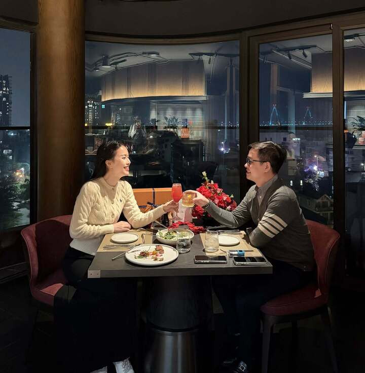 Cuộc sống của 'MC xinh nhất nhì VTV' sau 4 năm lấy chồng tiến sĩ插图8 Vào những dịp đặc biệt, chồng nữ MC sẵn sàng chi số tiền lớn để tổ chức tiệc tại địa điểm sang trọng và tặng cô những món hàng hiệu xa xỉ.
