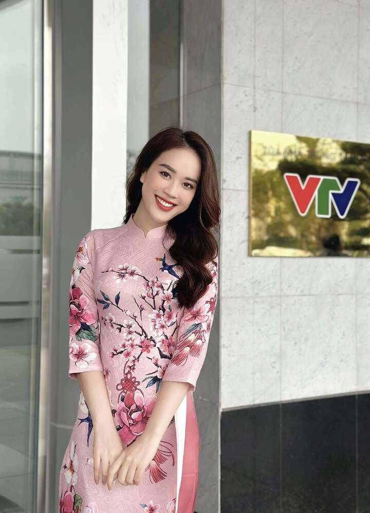Cuộc sống của 'MC xinh nhất nhì VTV' sau 4 năm lấy chồng tiến sĩ插图3 Sau khi kết hôn, Ngô Mai Phương tiếp tục công việc tại VTV, đồng thời bắt đầu hành trình làm mẹ. Cô vẫn xuất hiện đều đặn trên sóng, luôn rạng rỡ và tích cực, nhưng rất hạn chế chia sẻ đời sống cá nhân.