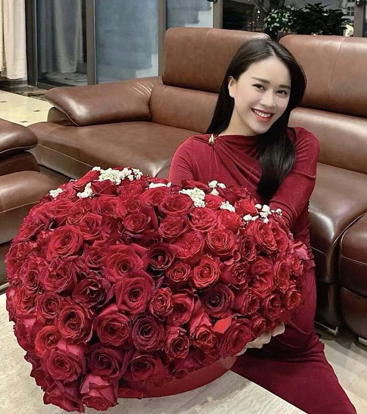 Cuộc sống của 'MC xinh nhất nhì VTV' sau 4 năm lấy chồng tiến sĩ插图7 Trên trang cá nhân, Mai Phương khiến dân mạng ghen tỵ khi thường xuyên khoe khoảnh khắc được chồng cưng chiều.