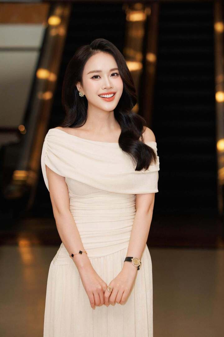 Cuộc sống của 'MC xinh nhất nhì VTV' sau 4 năm lấy chồng tiến sĩ插图1 Sinh năm 1997 tại Hải Phòng, Ngô Mai Phương là diễn viên, MC của một số chương trình trên sóng truyền hình VTV. Trước đó, cô từng có thành tích học tập tốt và giành vị trí Á khôi 1 cuộc thi