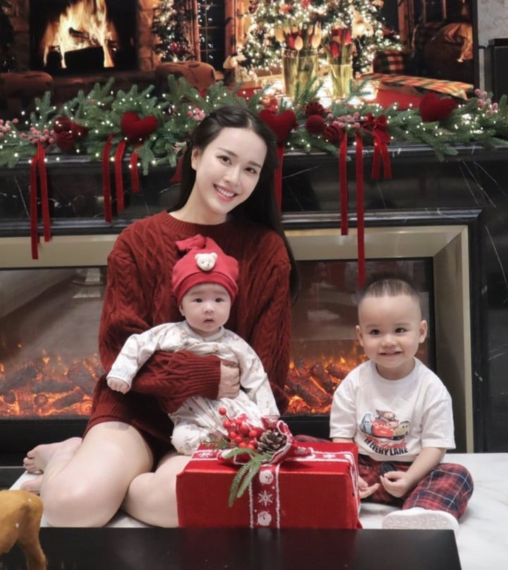 Cuộc sống của 'MC xinh nhất nhì VTV' sau 4 năm lấy chồng tiến sĩ插图4 Đầu năm 2024, nữ MC sinh con trai đầu lòng. Đến tháng 7/2025, Mai Phương tiếp tục sinh con thứ hai là một bé gái đáng yêu.