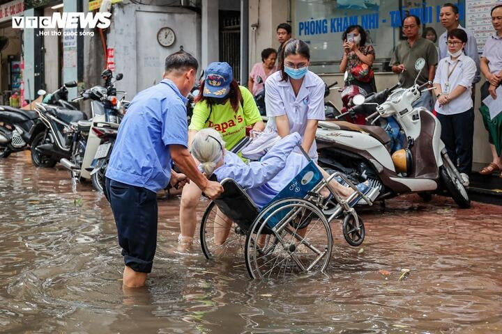 Mưa lớn trút xuống Hà Nội, nhiều tuyến phố dềnh nước, người dân chật vật đi lại - 10