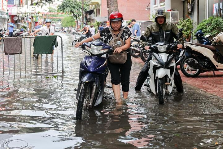 Mưa lớn trút xuống Hà Nội, nhiều tuyến phố dềnh nước, người dân chật vật đi lại - 6