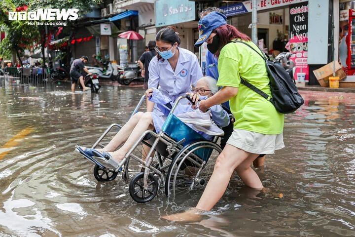 Mưa lớn trút xuống Hà Nội, nhiều tuyến phố dềnh nước, người dân chật vật đi lại - 11