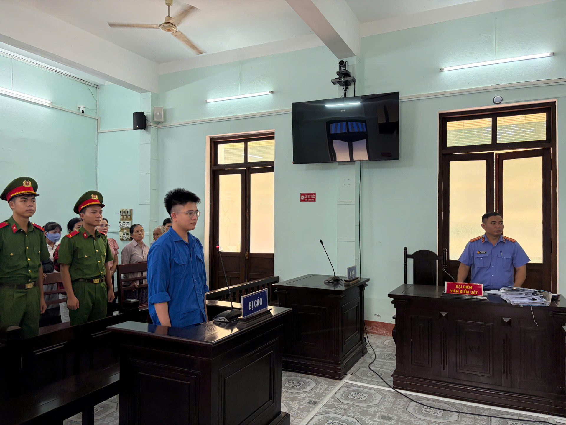 Bác sĩ thua lỗ tiền ảo, đột nhập 3 tiệm vàng trộm tài sản hơn 5 tỷ đồng插图 anh (3).jpg