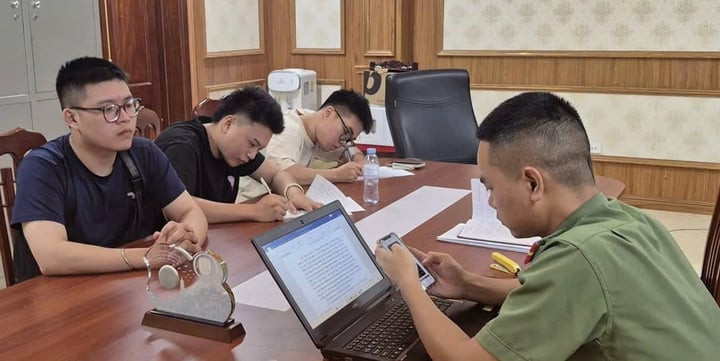 Nhóm 3 thanh niên tại buổi làm việc với công an. (Ảnh: Công an Ninh Bình)
