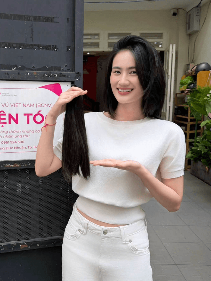 Hoa hậu Ý Nhi công khai việc hiến tóc lần thứ hai