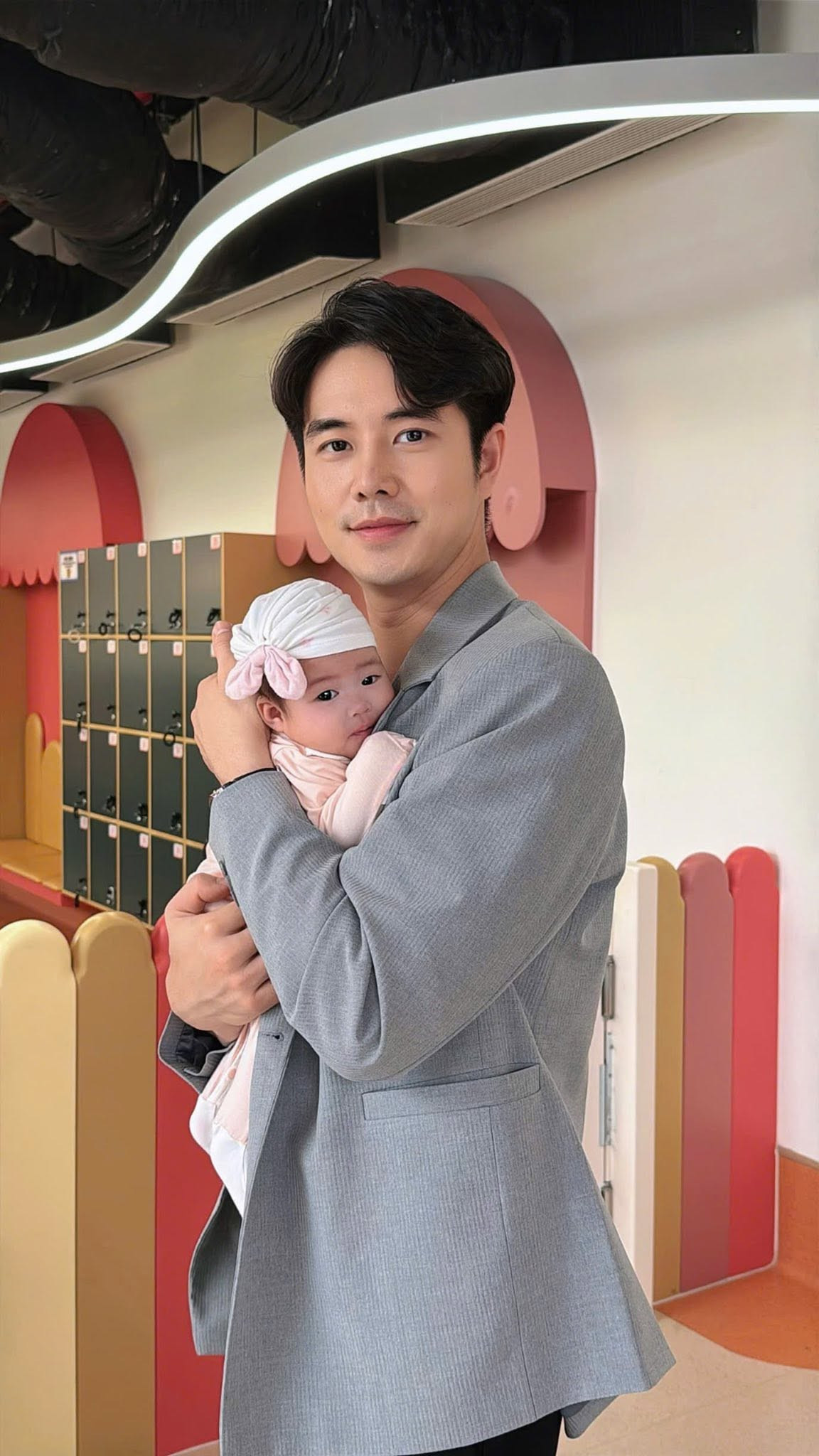 Mỹ nam giờ vàng lấy vợ MC VTV: 5 năm làm IVF và khủng hoảng sau khi làm cha mẹ插图 650066075_2636883946705157_2311634610168150941_n.jpg
