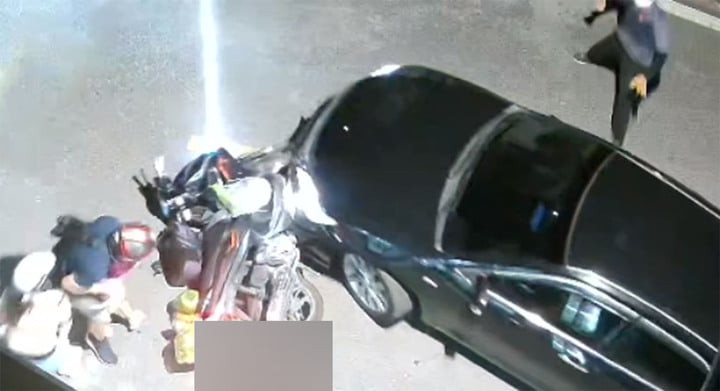 Người thanh niên cũng đuổi kịp đến yêu cầu tài xế hạ kính, xuống xe giải quyết vụ việc nhưng bất thành, tài xế tiếp tục lái xe phóng đi khỏi hiện trường. (Nguồn: Ảnh cắt từ video người dân cung cấp)