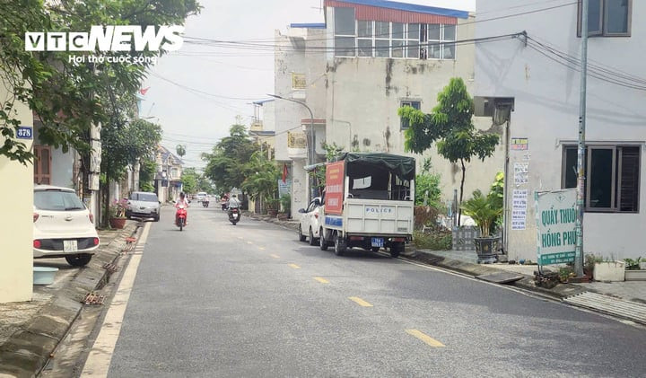 Triệu tập tài xế ô tô lấn làn tông xe máy chở 2 trẻ nhỏ rồi bỏ chạy ở Hải Phòng插图1 Sáng 28/7, lực lượng chức năng cũng đã đến hiện trường thu thập chứng cứ, hình ảnh camera nhà dân gần hiện trường để phục vụ công tác xác minh, điều tra, truy tìm tài xế gây tai nạn nêu trên.