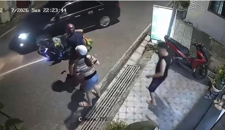 Sau khi tông xe máy, tài xế ô tô không dừng lại mà tiếp tục lách qua để rời khỏi hiện trường.