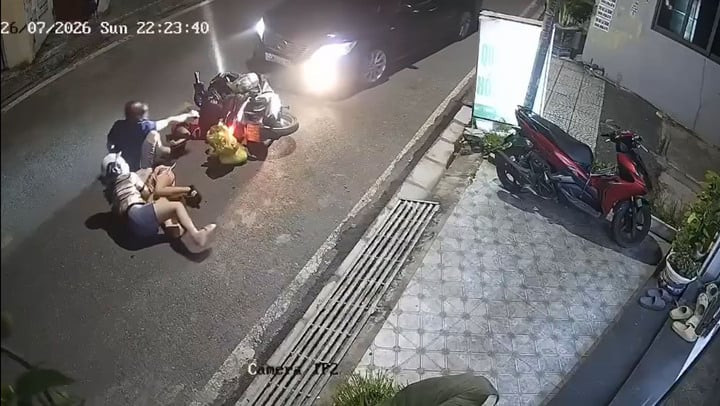 Ô tô lấn sang làn đường ngược chiều tông trúng xe máy chở 2 người lớn và 2 trẻ nhỏ.
