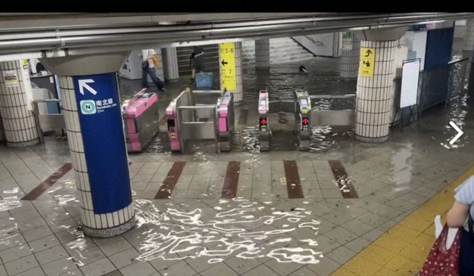 Khu vực ở Tokyo bị ngập trong mưa lớn.