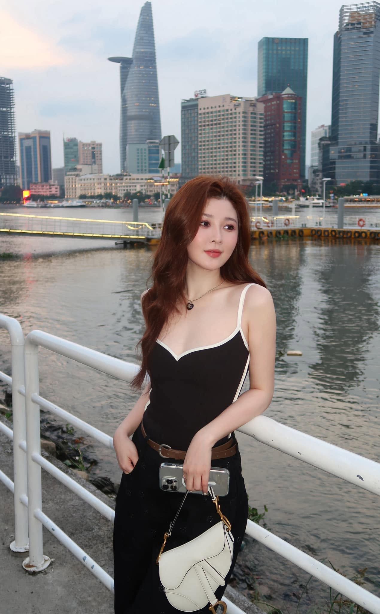 Một Anh trai say hi công khai đang hẹn hò với diễn viên hơn 7 tuổi