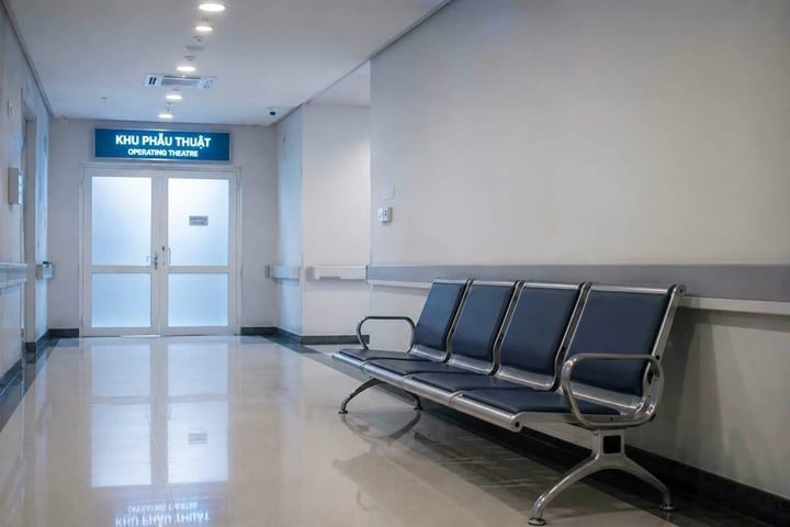 Dãy ghế ngoài phòng mổ ám ảnh bác sĩ hơn mọi ca phẫu thuật. (Ảnh minh hoạ: BSCC)