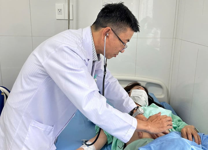Bác sĩ thăm khám cho bệnh nhân tại Bệnh viện Đa khoa tỉnh Lâm Đồng (Ảnh: Báo Lâm Đồng)