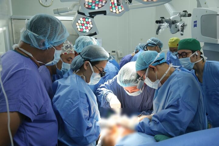 Ca phẫu thuật được diễn trong trong 6 giờ đồng hồ. (Ảnh: BVCC)