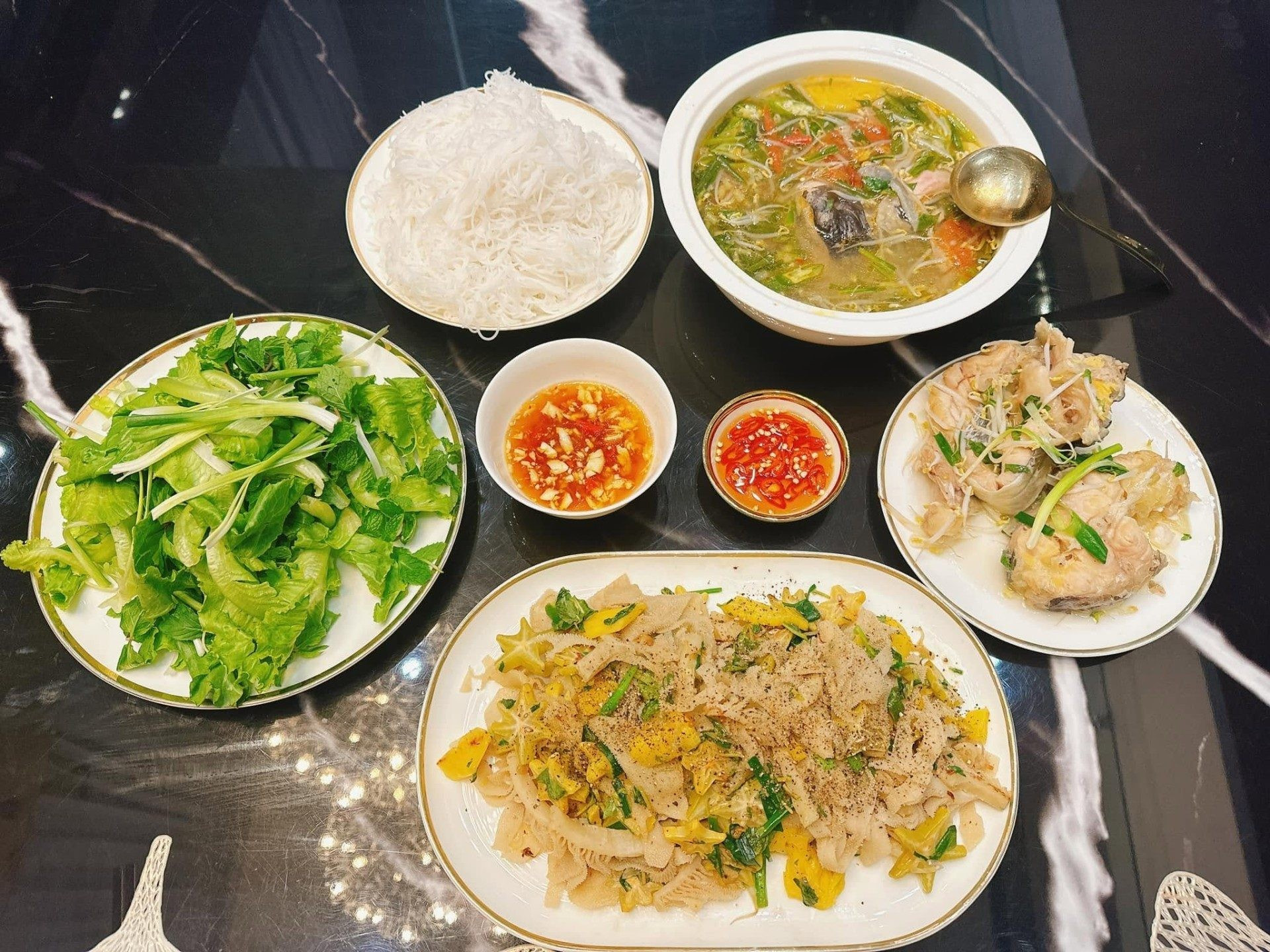 Bữa cơm giản dị của Phương Oanh gây tò mò vì chi tiết “độc lạ”插图5 phuong-oanh-khoe-bua-com-ngay-he-dam-bac-chi-tiet-doc-la-gay-chu-y-4-1783004565.jpg