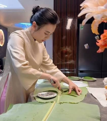 Bữa cơm giản dị của Phương Oanh gây tò mò vì chi tiết “độc lạ”插图3 phuong-oanh-khoe-bua-com-ngay-he-dam-bac-chi-tiet-doc-la-gay-chu-y-0-1783004698.jpeg