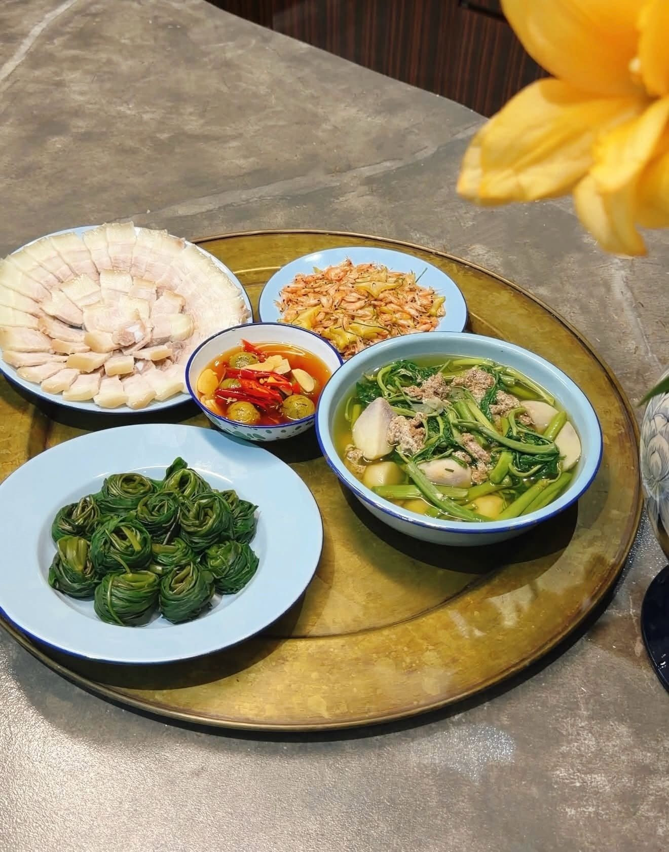 Bữa cơm giản dị của Phương Oanh gây tò mò vì chi tiết “độc lạ”插图 phuong-oanh-khoe-bua-com-ngay-he-dam-bac-chi-tiet-doc-la-gay-chu-y-1-1783004565.jpg
