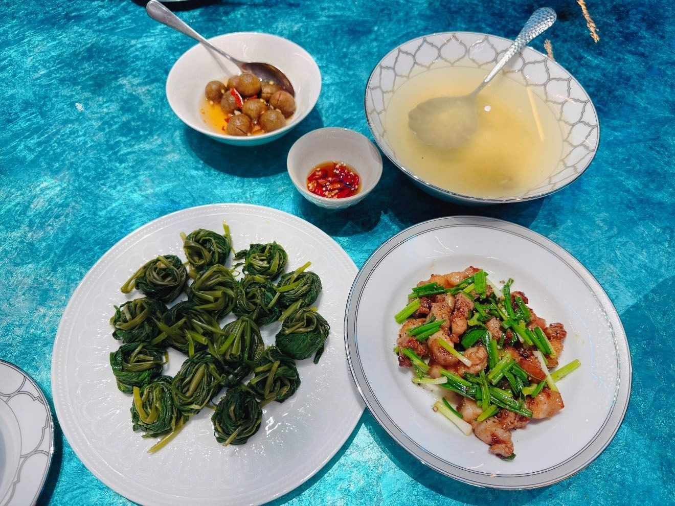 Bữa cơm giản dị của Phương Oanh gây tò mò vì chi tiết “độc lạ”插图2 phuong-oanh-khoe-bua-com-ngay-he-dam-bac-chi-tiet-doc-la-gay-chu-y-3-1783004565.jpg
