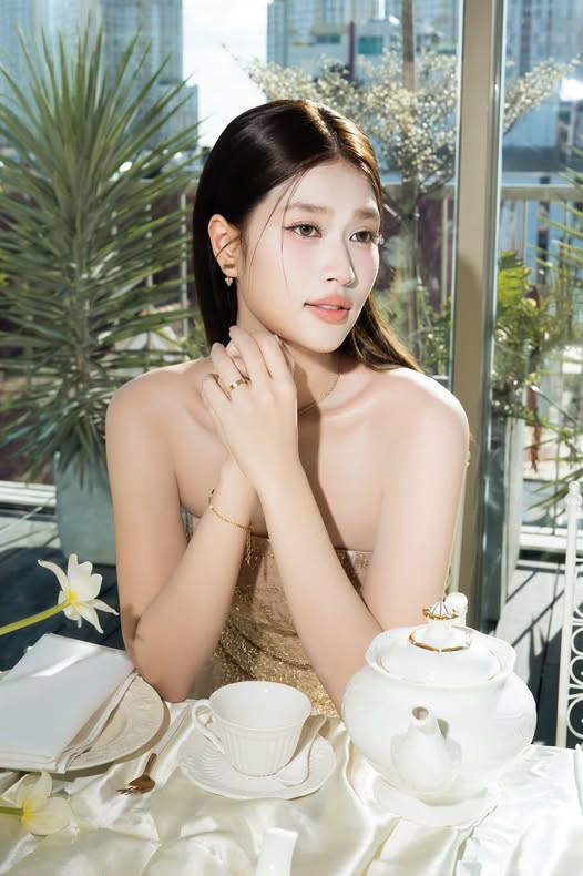 Hoa hậu Đoàn Thiên Ân khoe bờ vai thon cùng vóc dáng thanh mảnh trong thiết kế cúp ngực sang trọng.