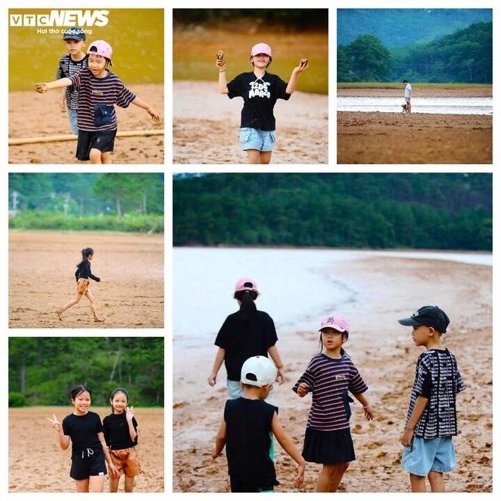 Các em nhỏ vô tư nô đùa trên mặt hồ đầy bùn đất và trò chuyện vui vẻ cùng nhau.