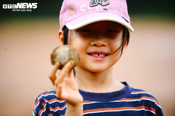 Bé Nguyễn Thư Anh (6 tuổi) cho biết mình rất vui vì được ba mẹ cho đi bắt ốc như thế này.