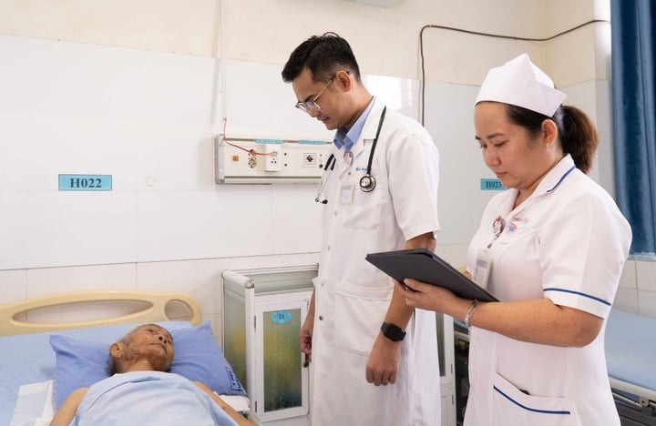 Cụ ông 98 tuổi ở Đà Nẵng nhập viện vì bị ong vò vẽ đốt gần 80 nốt. (Ảnh: Bùi Huân)