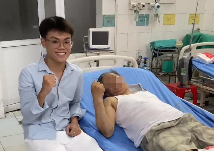 Câu hỏi của bố giúp nam sinh trường Y bình tĩnh cứu người giữa bãi biển插图 Hùng và người đàn ông bị đuối nước chụp tại bệnh viện. (Ảnh: NVCC)