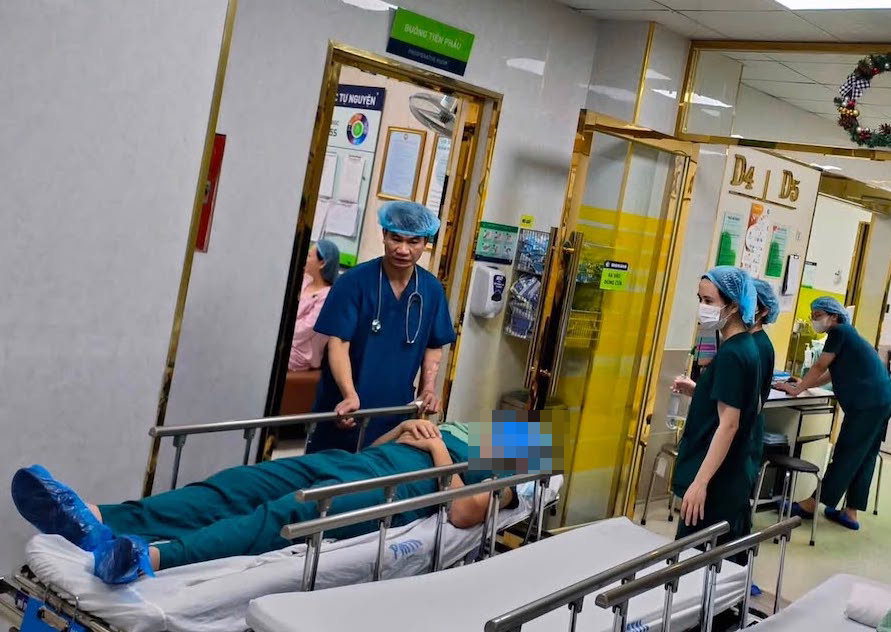 Chồng vào phòng mổ động viên vợ sinh, bất ngờ ngất xỉu khi con cất tiếng khóc插图 BV PSHN.png