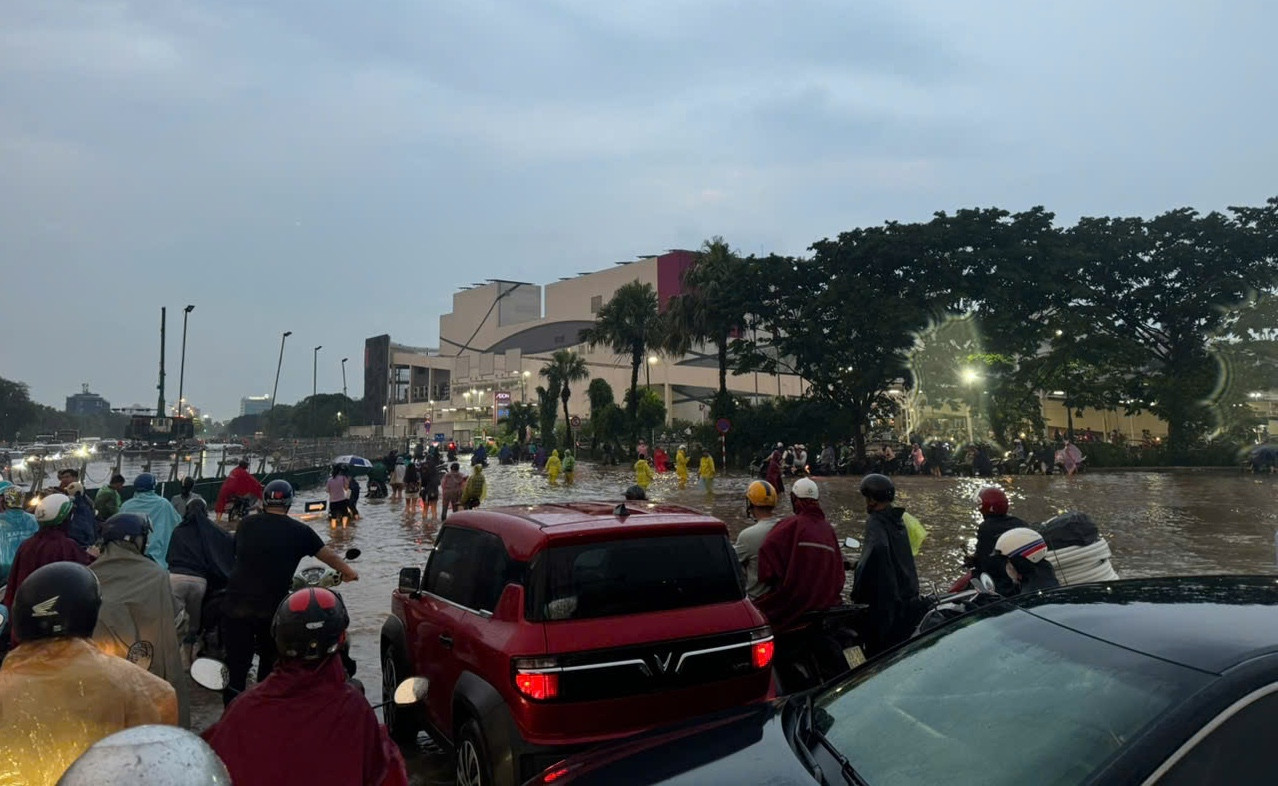 Mưa xối xả cuối giờ chiều ở Hà Nội, nhiều xe chết máy giữa đường ngập sâu插图3 Long biên 10.jpg