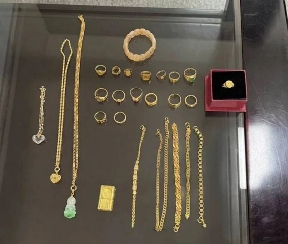Vứt nhầm túi vàng trị giá 7,7 tỷ đồng, cả gia đình cuống cuồng lao vào bãi rác tìm kiếm插图1 Vứt nhầm đồ cũ, cả nhà lao vào bãi rác tìm lại túi vàng 7,7 tỷ - Ảnh 2.