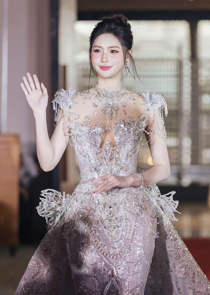 Ông Phạm Duy Khánh - đại diện đơn vị nắm bản quyền cho biết việc chọn Thu Uyên dựa trên nhiều tiêu chí như hình ảnh, khả năng hội nhập, tinh thần học hỏi và định hướng phát triển gắn với các giá trị bền vững của tổ chức Miss Earth.