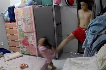 Bé trai 7 tuổi ngủ gầm cầu thang bệnh viện và chuỗi ngày bị cha ép bán vé số, bạo hành插图1