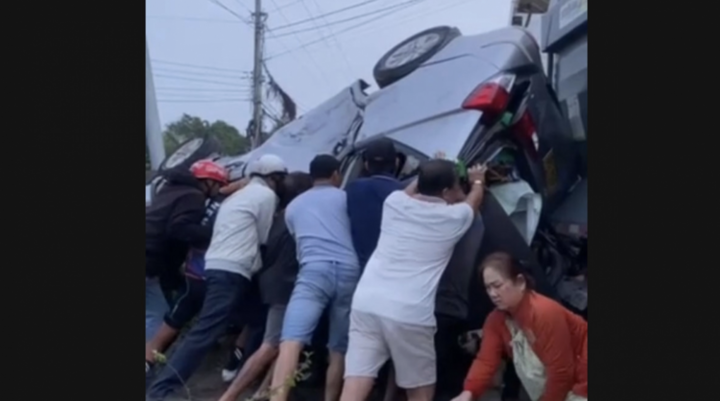 Người dân hỗ trợ đưa các nạn nhân ra ngoài. (Ảnh: CS)