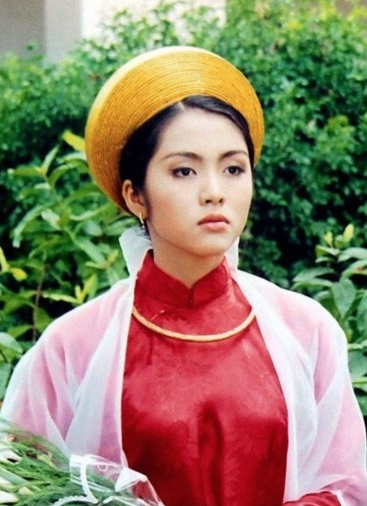 Sau “Dốc tình”, Tăng Thanh Hà được chọn vào vai Mộng Cầm trong bộ phim “Hàn Mặc Tử” (2004). Dù chỉ là vai phụ, không cần thoại nhiều, người đẹp vẫn thu hút với vẻ đẹp mong manh, u buồn.