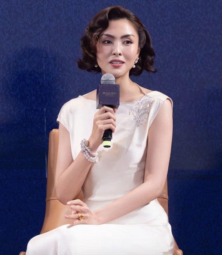 Sau 13 năm vắng bóng, Tăng Thanh màn ảnh trở thành tâm điểm khi đánh dấu sự trở lại trong dự án “Hoàng hậu cuối cùng”. Đảm nhận vai Hoàng hậu Nam Phương, nữ diễn viên cũng không tránh khỏi áp lực.