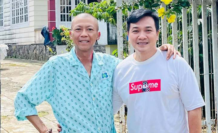 Nhà thơ Bùi Thanh Tuấn (bên trái) sống lạc quan để chiến đấu bạo bệnh những ngày cuối đời.