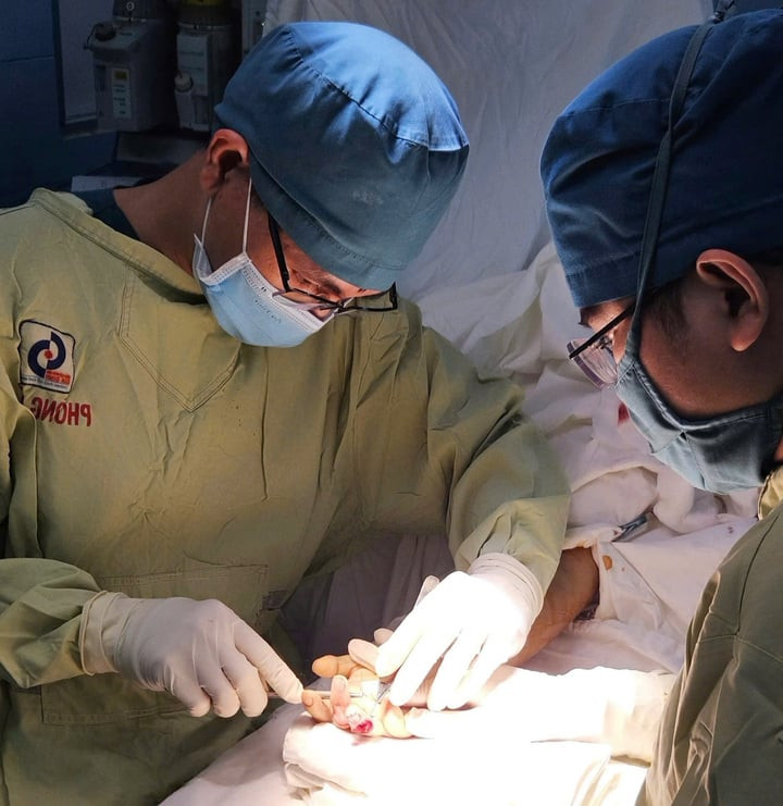 Ca phẫu thuật kéo dài 10 giờ nối 3 ngón tay cho nam thanh niên gặp tai nạn máy cưa. (Ảnh: BVCC)
