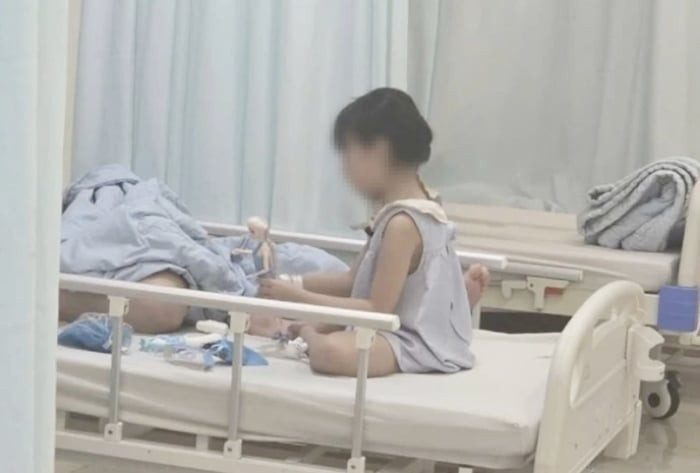 Gần 40 học sinh nhập viện ở Đắk Lắk, Bộ Y tế yêu cầu truy nguồn thực phẩm插图 Một học sinh lớp 1 trường đang được chăm sóc, điều trị tại Bệnh viện Đại học Y dược Buôn Ma Thuột, tỉnh Đắk Lắk. (Ảnh: VOV)