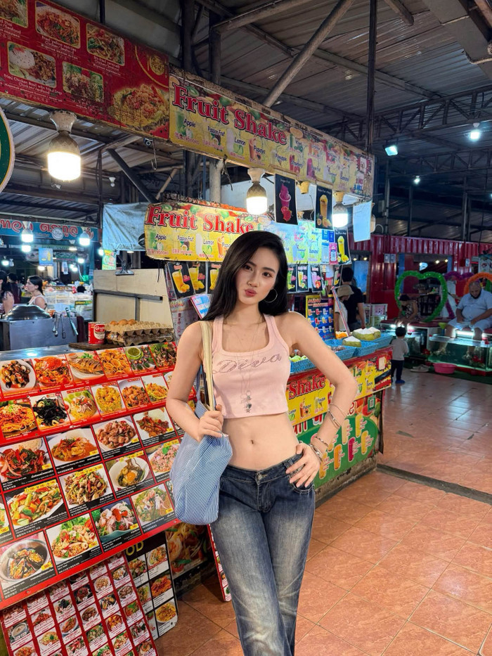 Hoa hậu Ý Nhi diện áo crop top khoe eo thon trong chuyến du lịch Thái Lan.