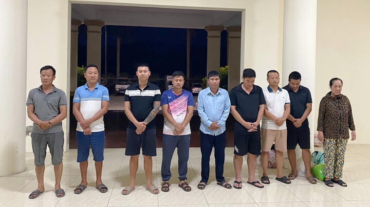 Các đối tượng trong đường dây tổ chức đánh bạc và đánh bạc. Ảnh: CACC